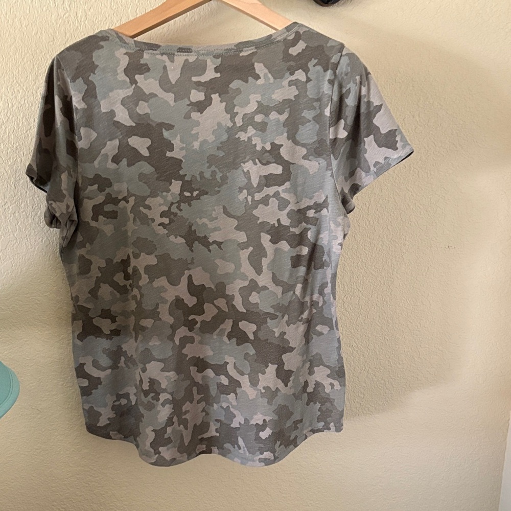 Sonoma Green Camouflage V-Neck Tee Size L ladies tee - Picture 2 of 3